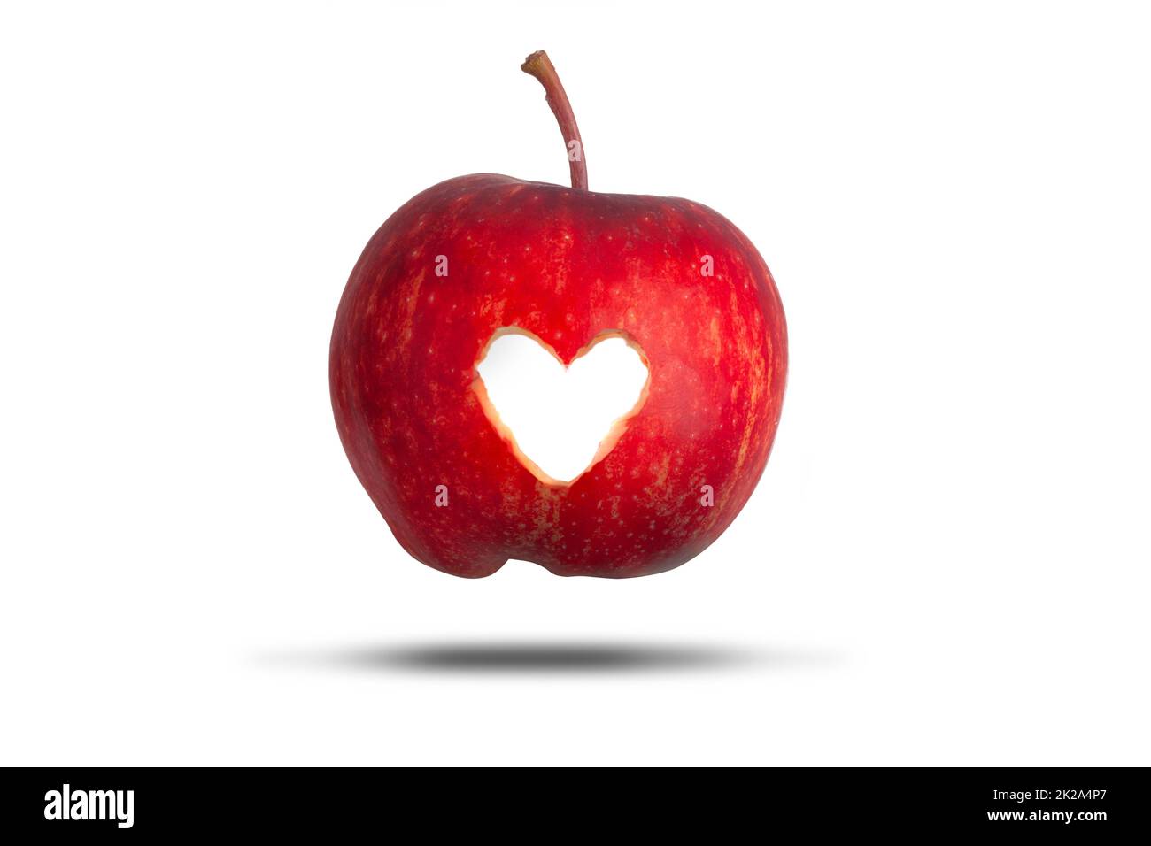 Roter Apfel mit Liebesherz abgeschnitten isoliert Stockfoto