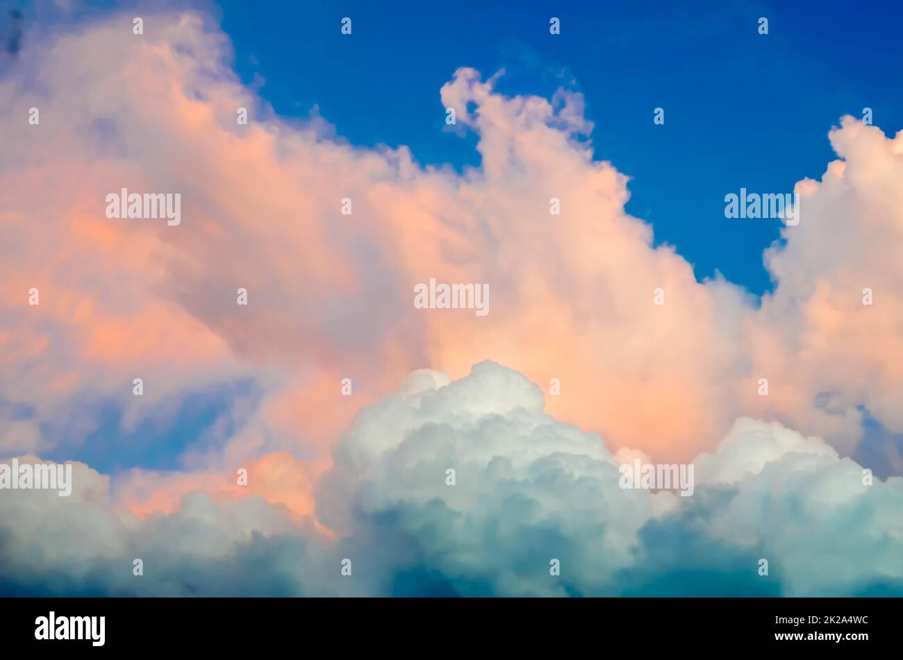 Wolkiger, blauer Himmel mit Wolken bei Tageslicht Stockfoto