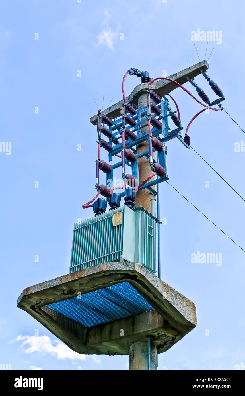 Strommast oder Freileitungsmast zur Stromversorgung und Stromverteilung im Stromnetz Stockfoto