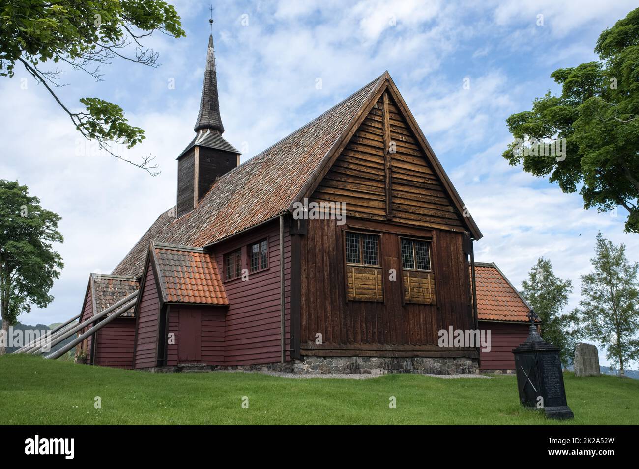 Kvernes, Norwegen - 03. Juli 2022: Die Stabkirche Kvernes ist eine ehemalige Pfarrkirche der norwegischen Kirche in der Gemeinde Averoy in More Og Romsdal Coun Stockfoto