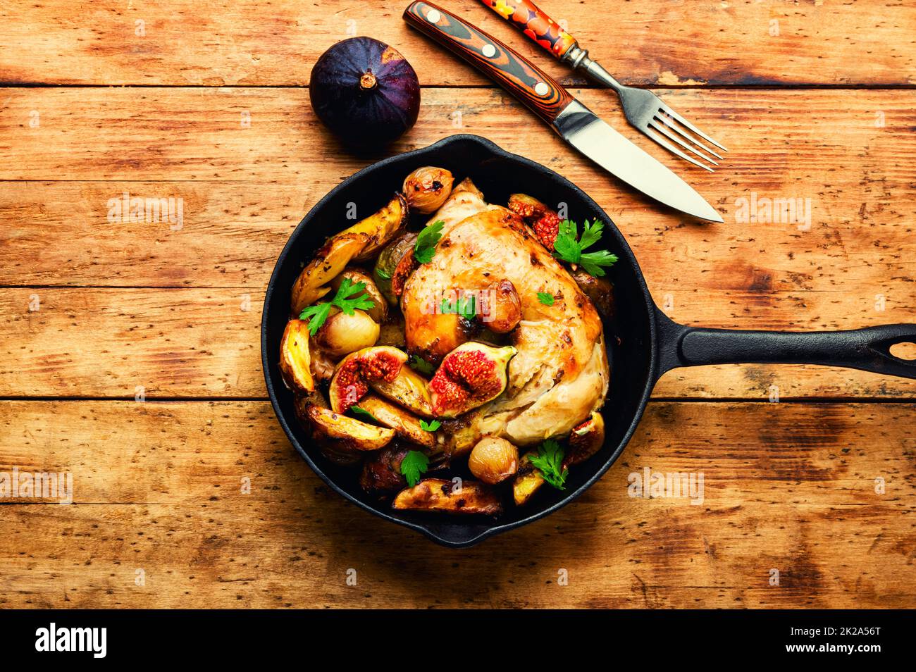 Hühnchen gebacken mit Kartoffeln und Feigen Stockfoto