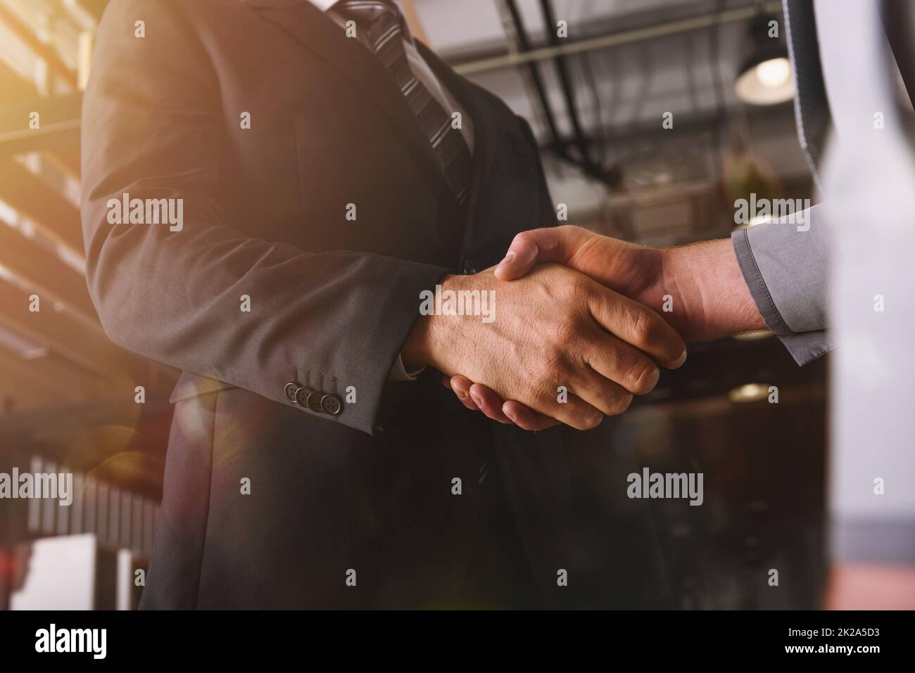 Handshaking von Geschäftsreisenden im Büro als Teamarbeit und Partnerschaft Stockfoto
