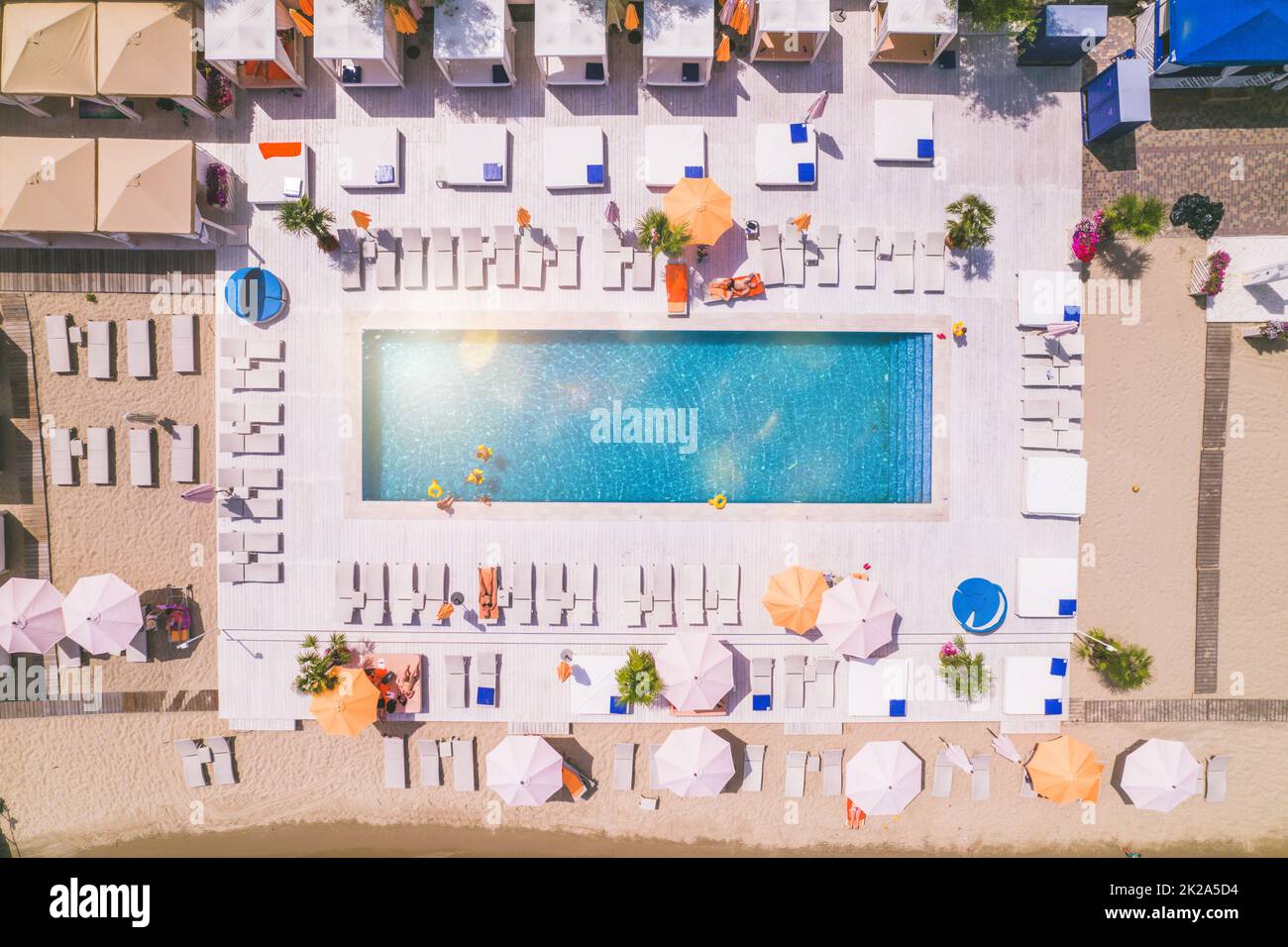 Drohnenansicht von Menschen, die sich in einem Schwimmbad entspannen Stockfoto