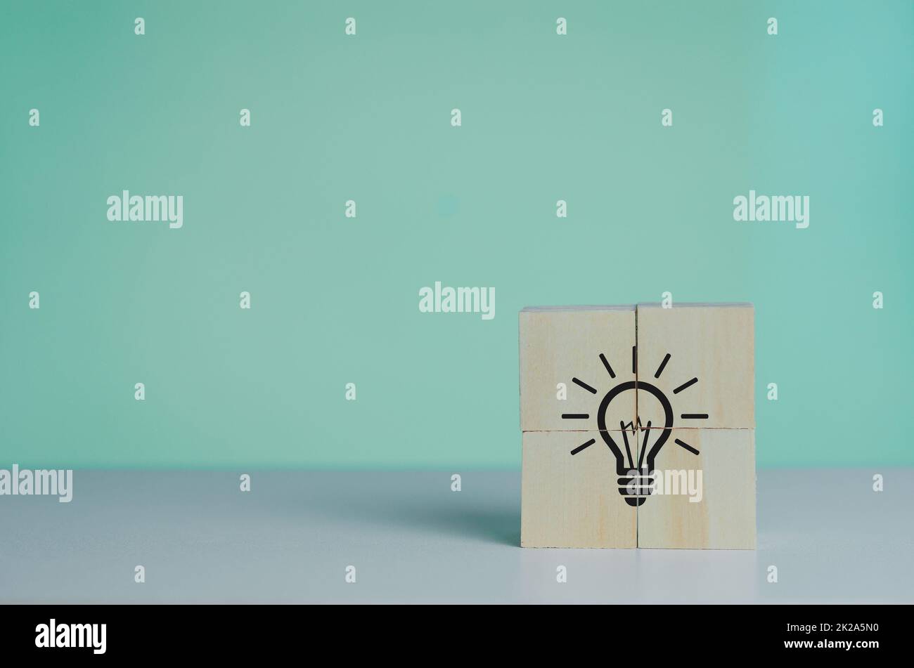 Holzwürfel mit Glühbirnensymbol. Ideen und Kreativität Ideen im Hintergrund. Stockfoto