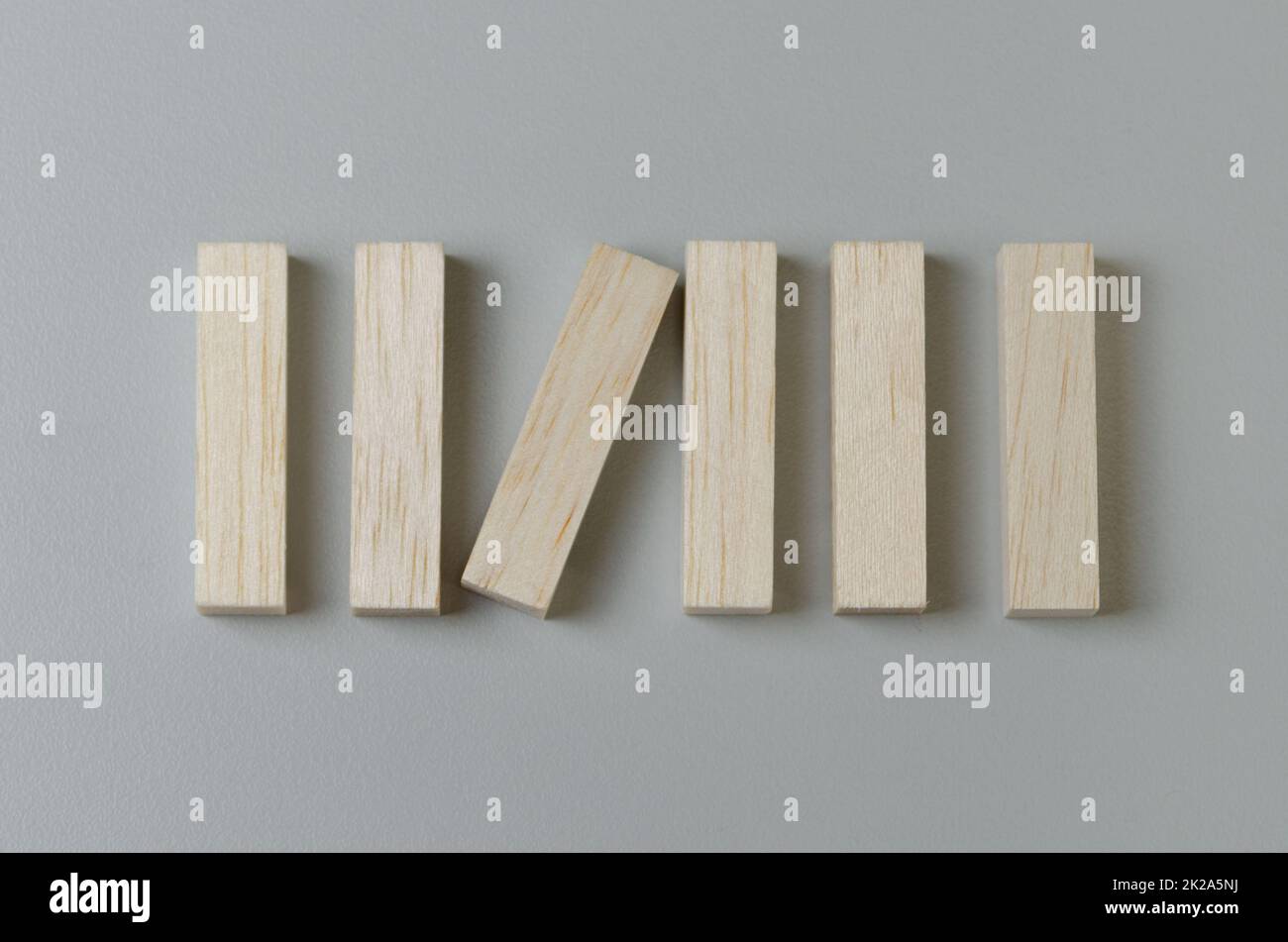 Leerer Holzblock für Symbole oder Symbole auf grauem Hintergrund. Stockfoto