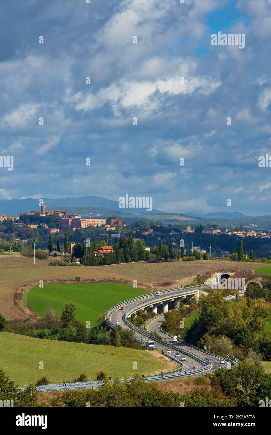 Typische toskanische Landschaft mit Siena Stadt, Toskana, Italien Stockfoto