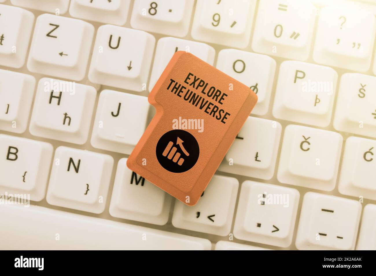Handgeschriebenes Schild Explore the Universe. Konzeptioneller Fotoraum und wissenschaftliche Entdeckung der Galaxien Bearbeiten von Website Programmcodes, Lernen neuer Programmiersprache Stockfoto