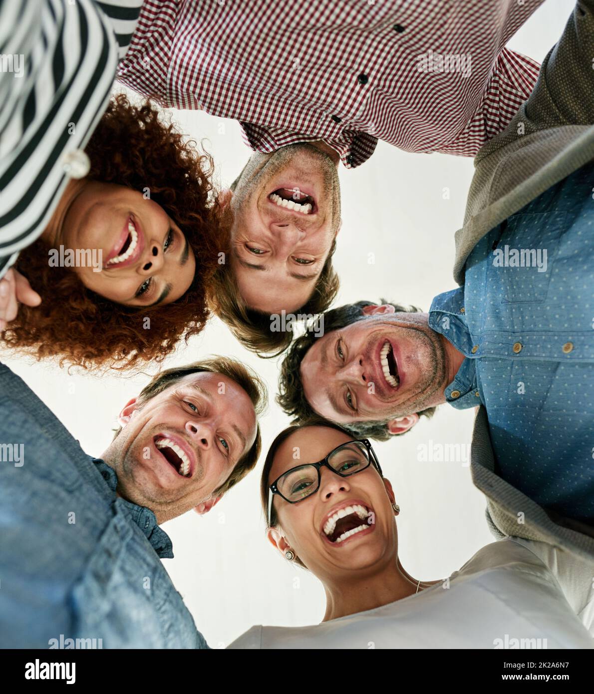 Teamerfolg. Porträt einer Gruppe lächelnder Mitarbeiter in einem Huddle. Stockfoto