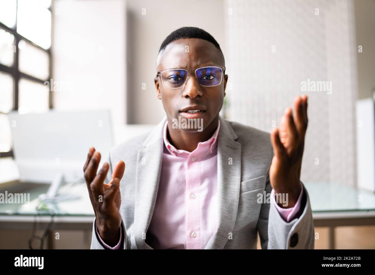 Afrikanische Männer Mit Psychischer Depression Im Gespräch Mit Psychologen Stockfoto