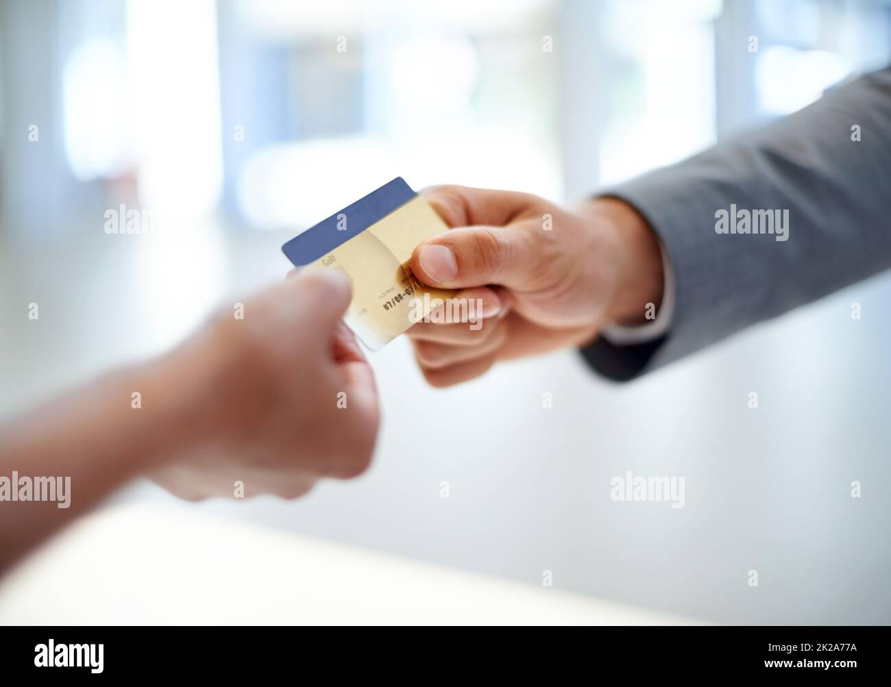 Lege es auf mein Geschäftskonto Nahaufnahme beschnittenes Bild eines Mannes, der einer Frau eine Kreditkarte überreicht. Stockfoto