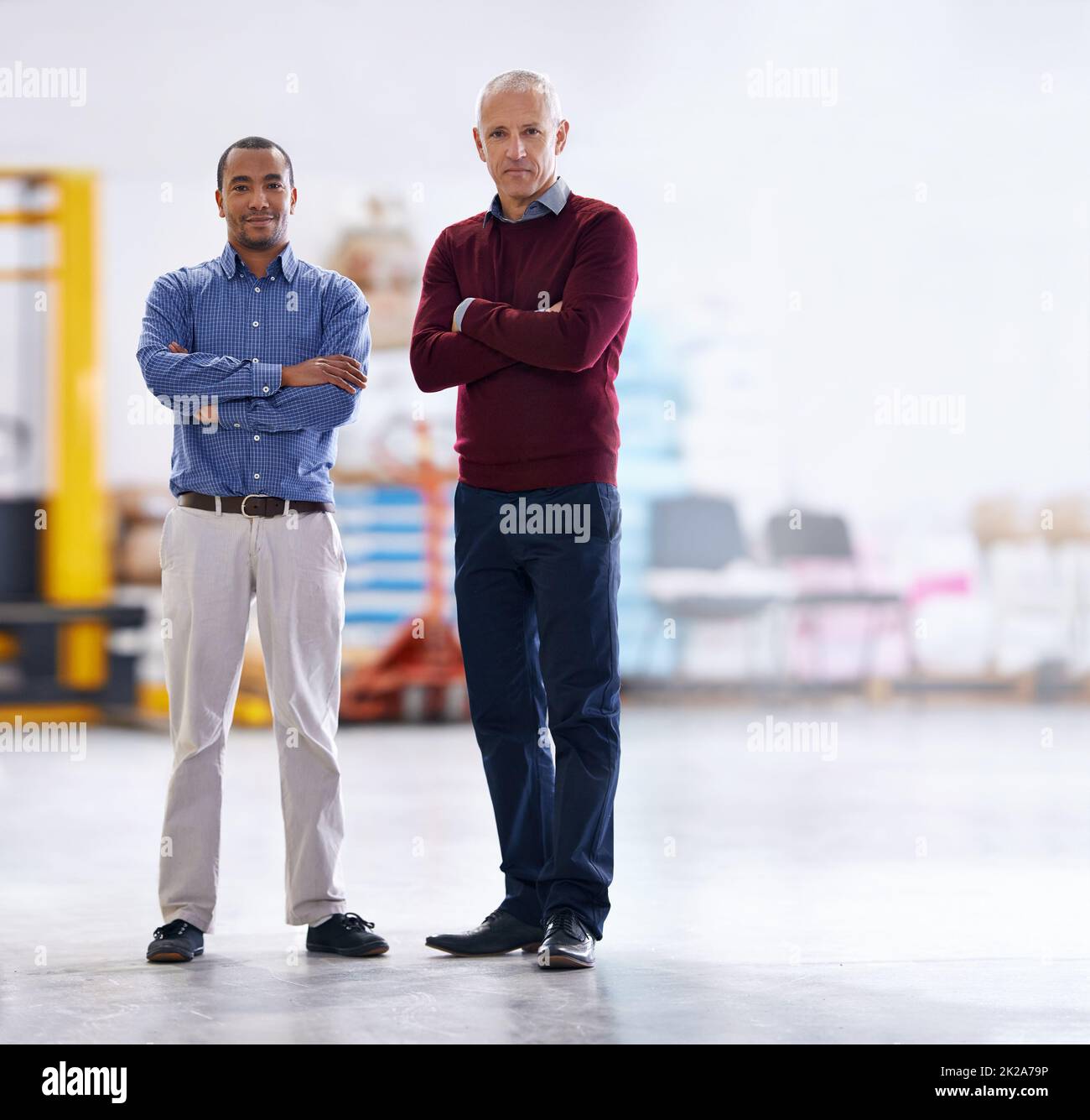 Treffen Sie die Inspektoren. Portrait von zwei Fabrikmanagern, die eine Lagerkontrolle durchführen. Stockfoto