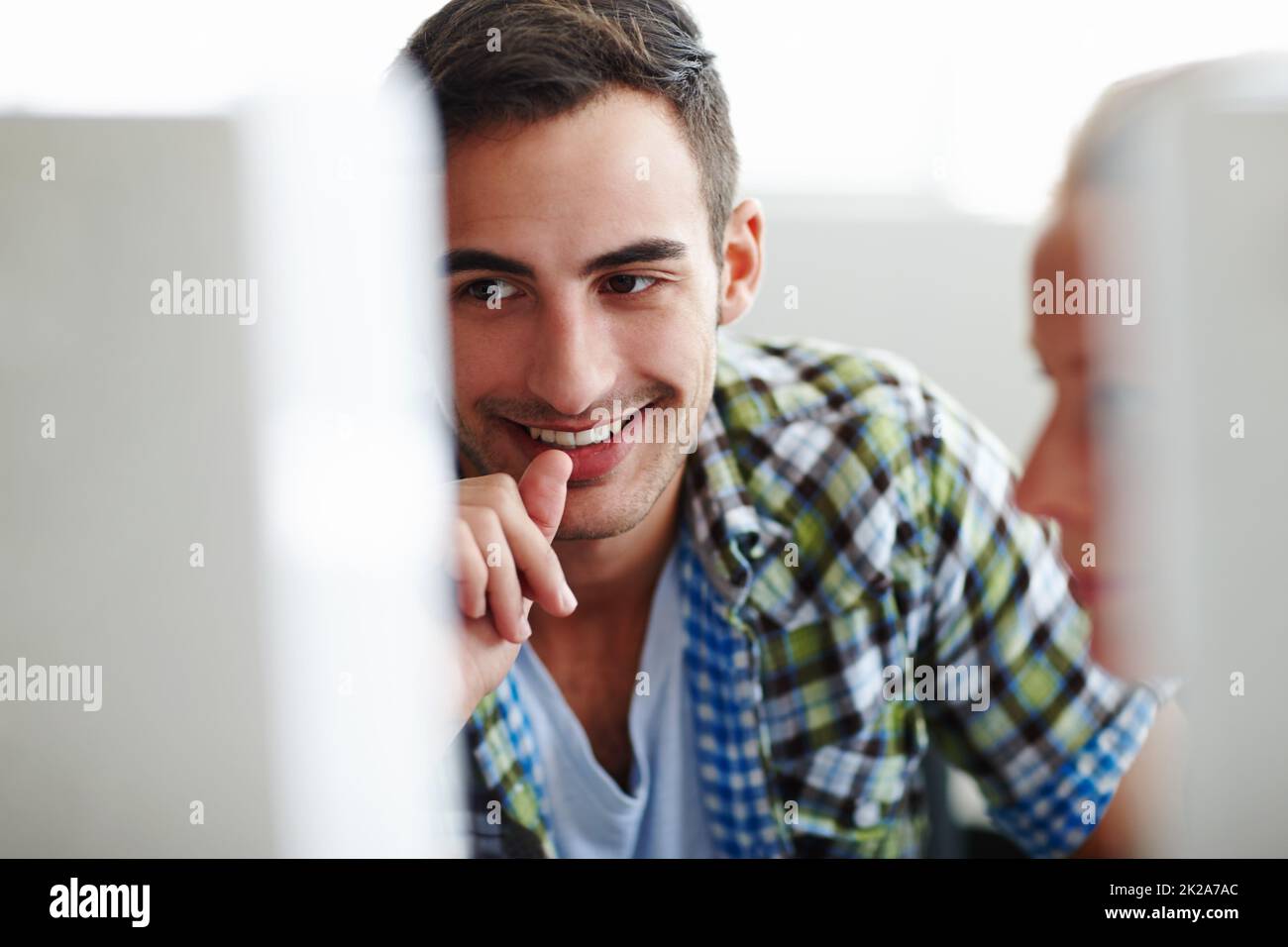 HES war mit ihrer Arbeit zufrieden. Zwei Kollegen arbeiten gemeinsam am Computer. Stockfoto