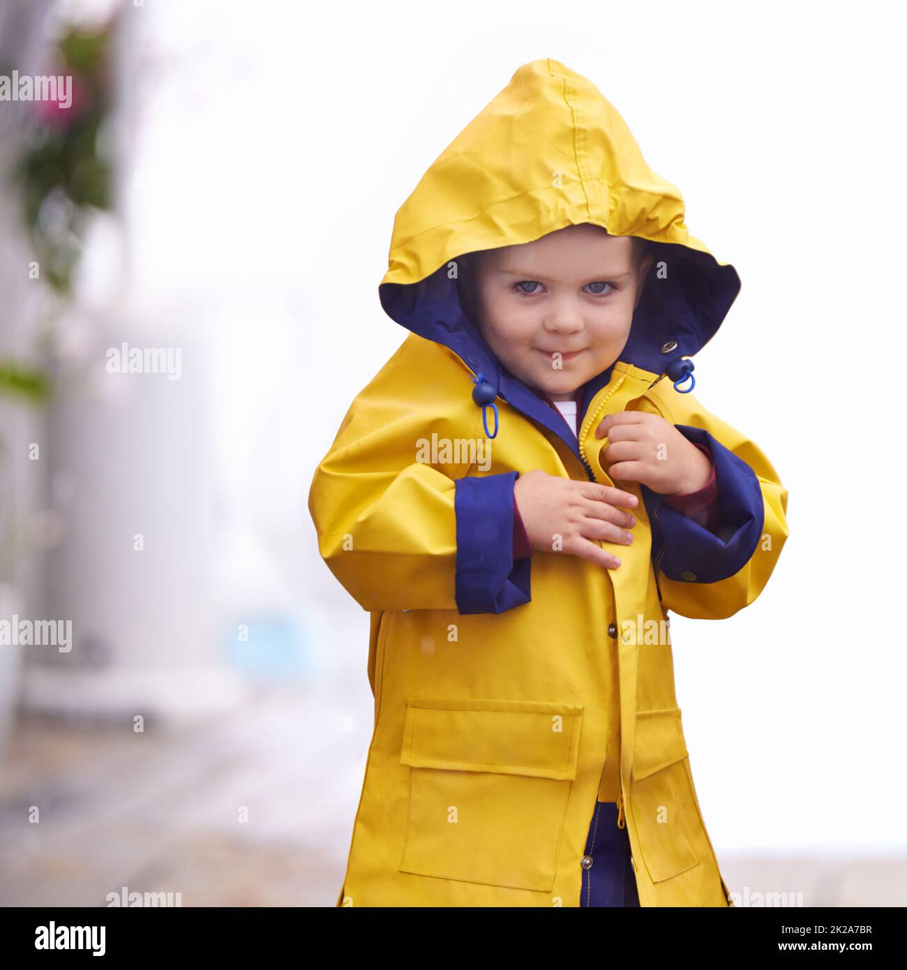 Kommt und spielt im Regen. Aufnahme eines Jungen, der draußen im Regen spielt. Stockfoto
