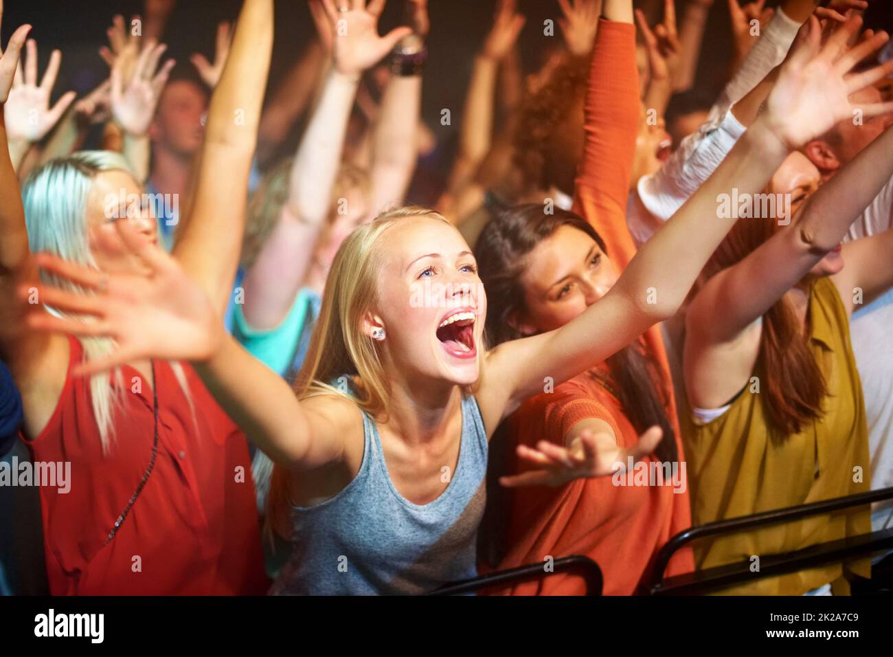 Gefangen in der Stimmung. Eine riesige Gruppe von Fans schreit bei einem Rockkonzert. Stockfoto