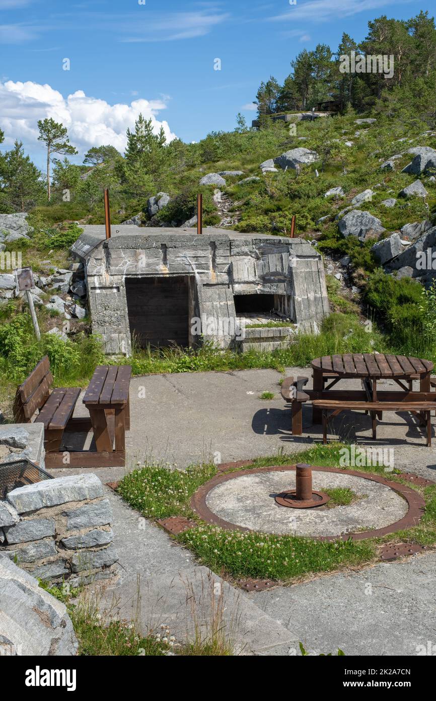Lesund, Norwegen - 04. Juli 2022: Die Festung Melland wurde von den Deutschen während des Zweiten Weltkriegs erbaut, um Trondheim zu schützen. Das Fort hatte zwei Kanonenbatterien Stockfoto