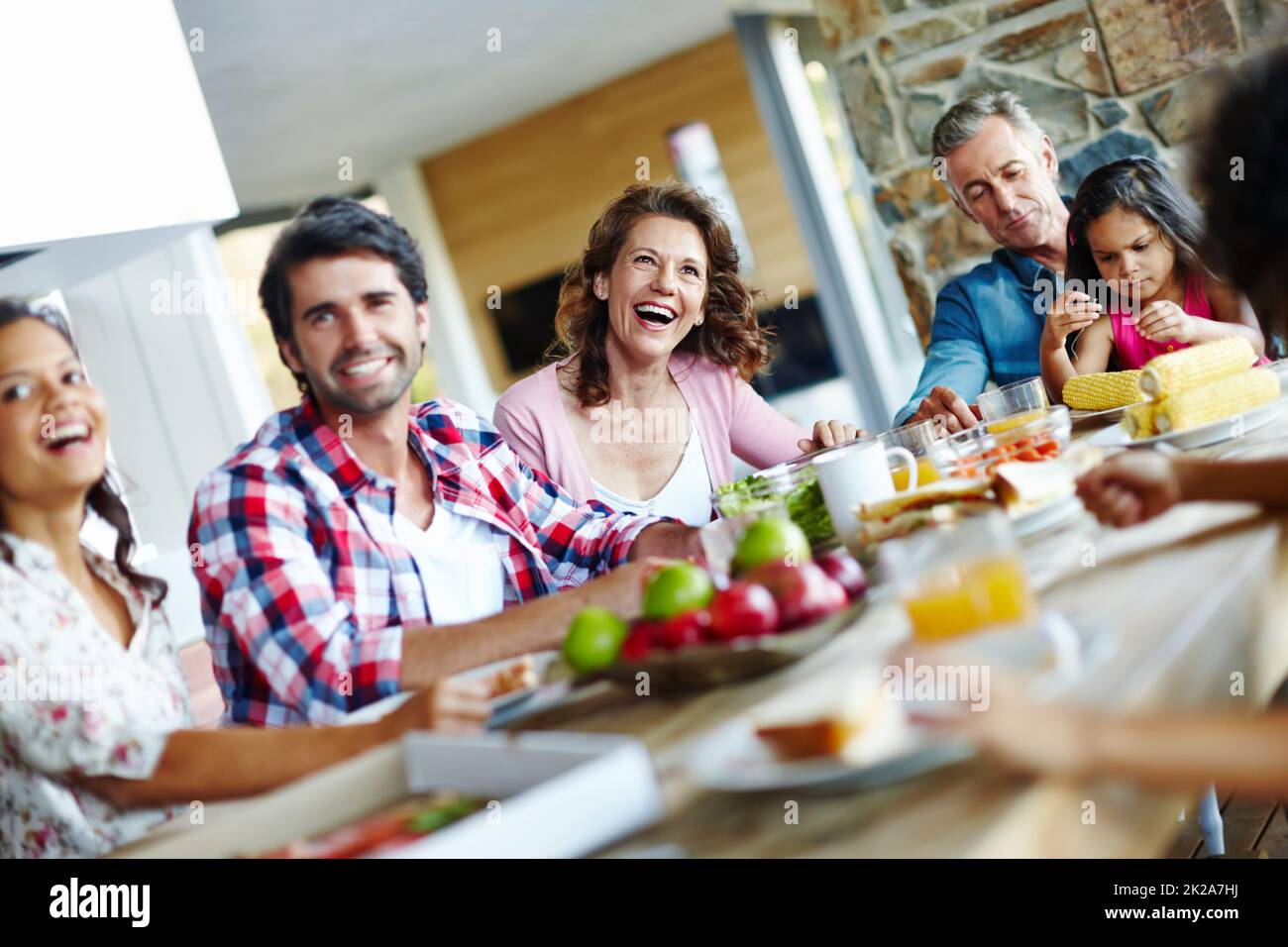 Genießen Sie Mahlzeiten als Familie. Eine glückliche Familie genießt eine gemeinsame Mahlzeit. Stockfoto