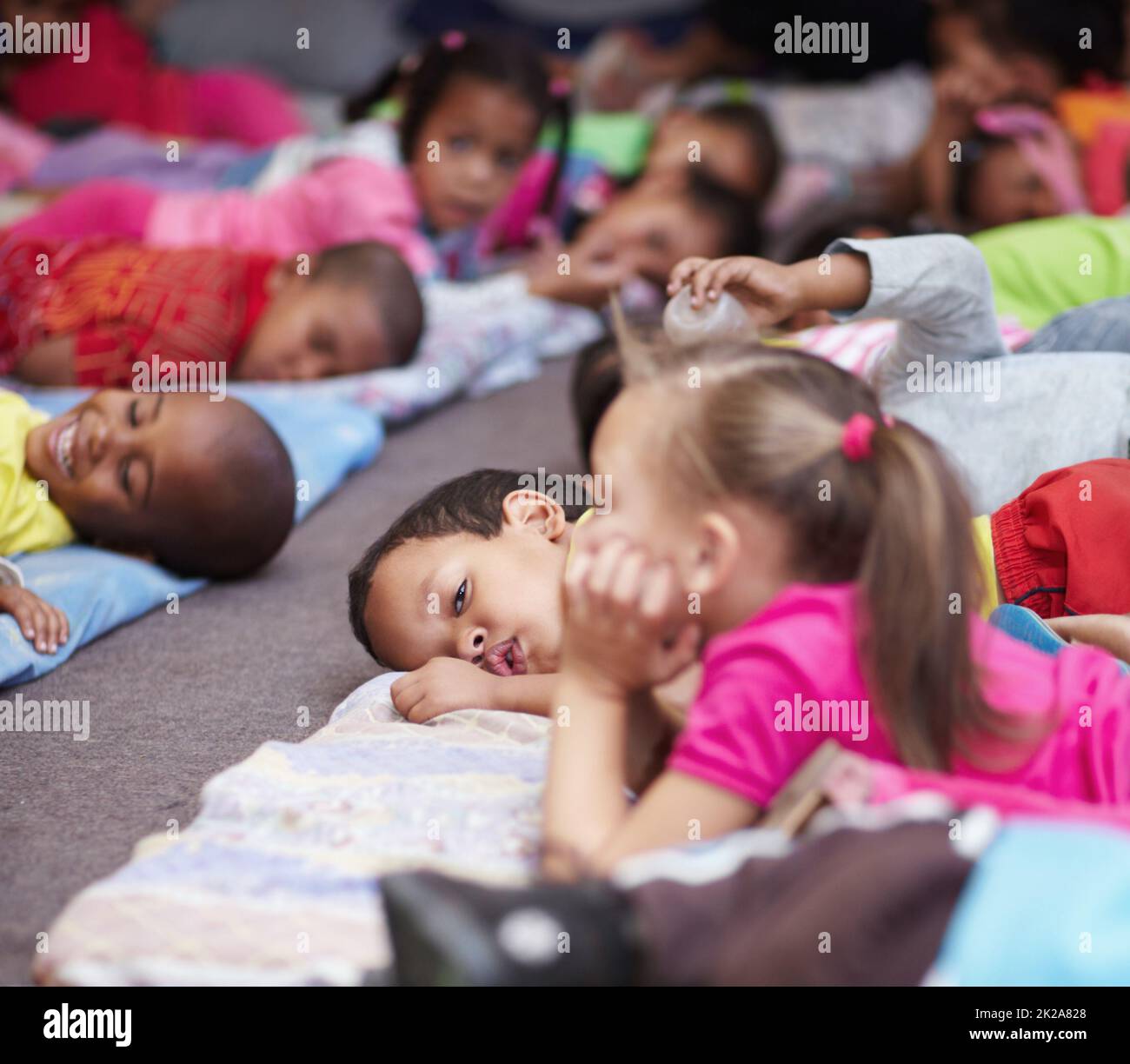 Mittagsschlaf. Alle Kinder im Vorschulalter liegen und bereiten sich auf das Bett vor. Stockfoto
