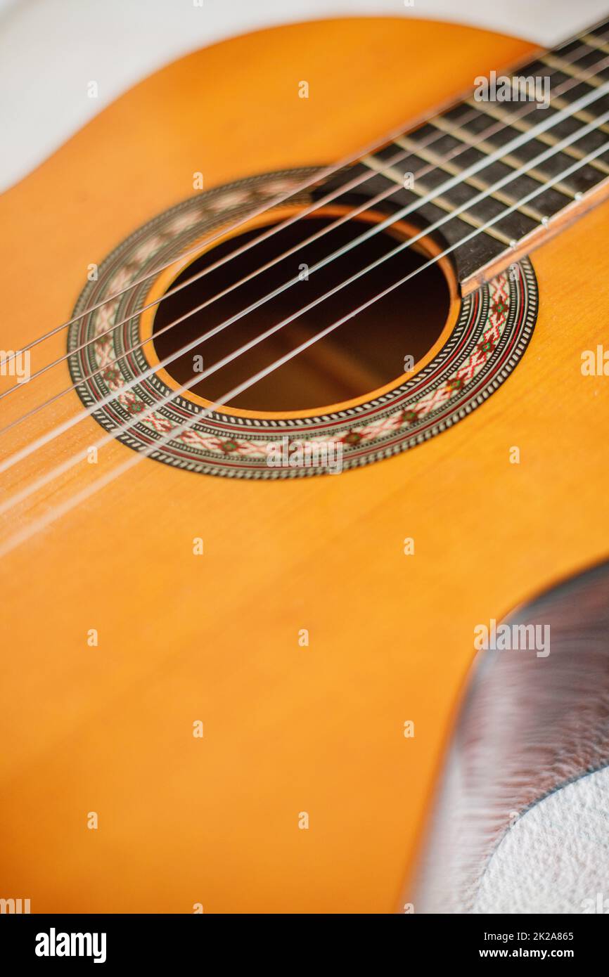 Klassische Holzgitarre mit Kunststoffschnüren Stockfoto