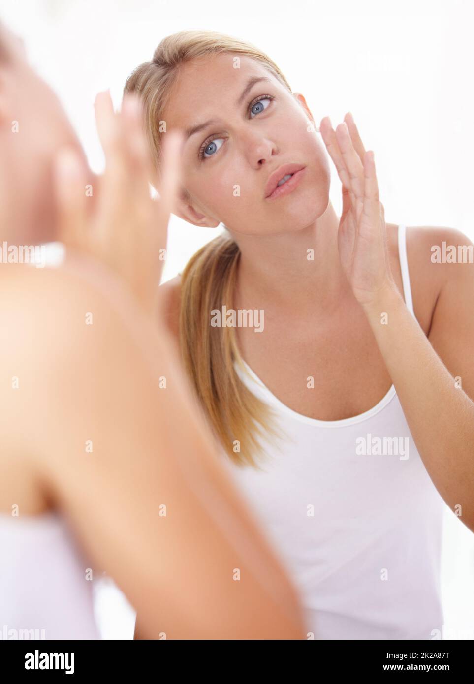 Auf Wiedersehen Falten, hallo makellose Haut. Eine kurze Aufnahme einer schönen Frau, die ihr Gesicht berührt. Stockfoto