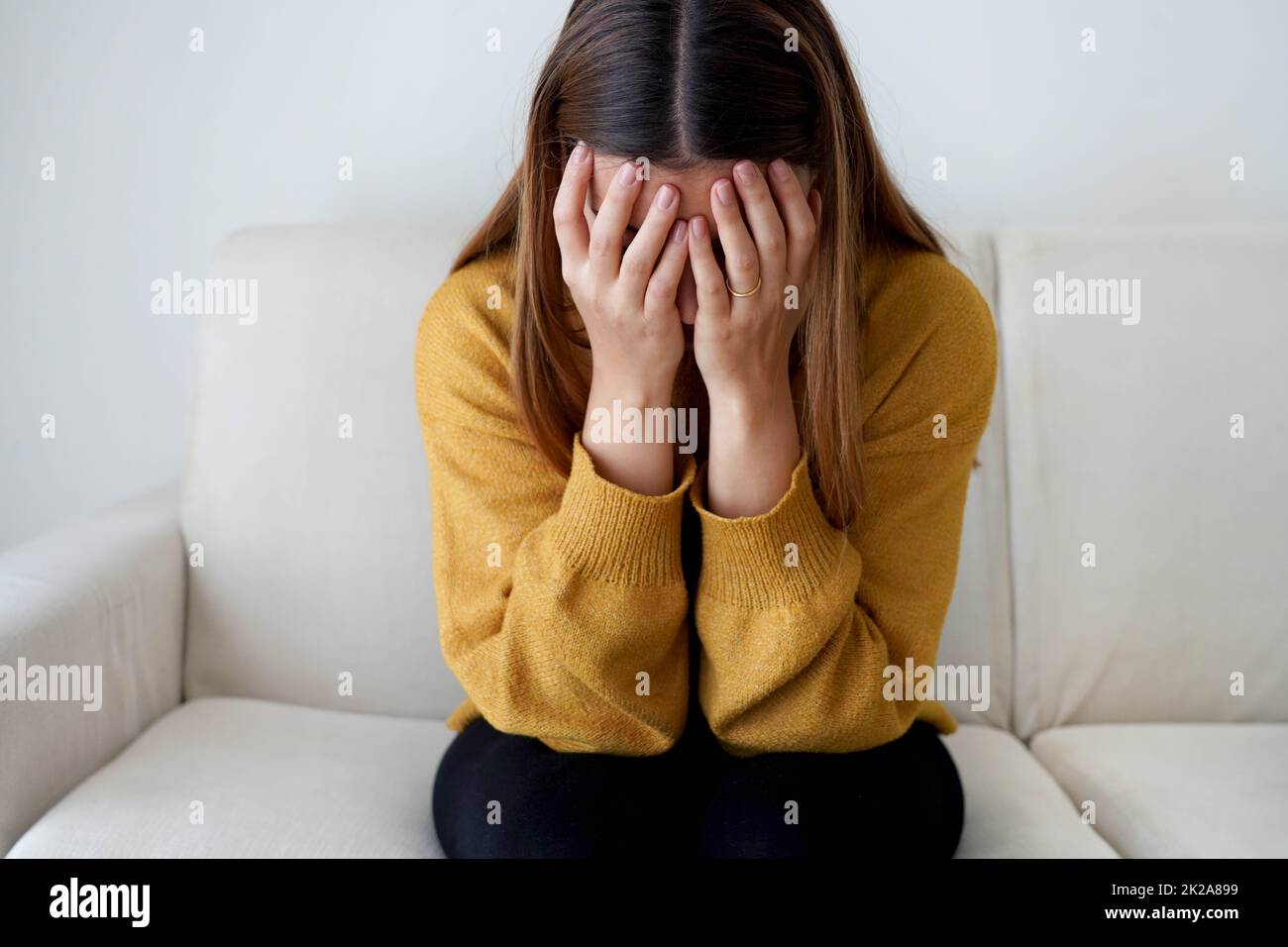 Verzweifelte Frau des ukrainischen Soldaten weinend zu Hause besorgt während der russischen Invasion der Ukraine Stockfoto