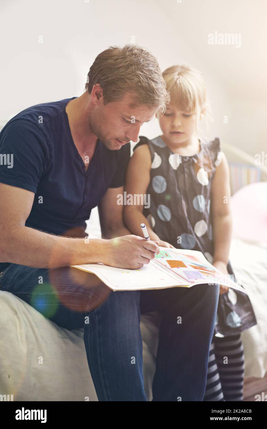 Widmet sich seiner Töchterausbildung. Aufnahme eines alleinerziehenden Vaters, der seiner Tochter bei ihren Hausaufgaben hilft. Stockfoto