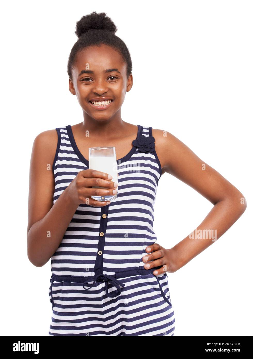 Milch wird mir helfen, groß zu werden. Studioportrait eines jungen afroamerikanischen Mädchens, das ein Glas Milch auf Weiß trinkt. Stockfoto