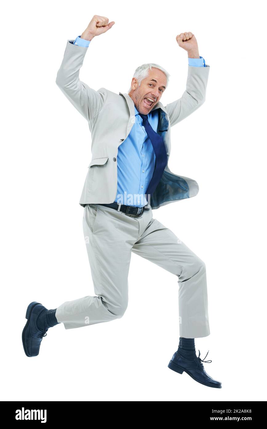 Unternehmenssieg. Studioaufnahme eines reifen Geschäftsmannes, der aus Freude auf Weiß springt. Stockfoto