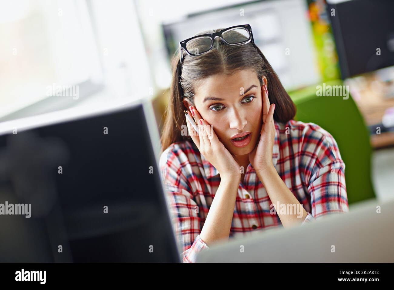 Das kann nicht richtig sein. Aufnahme einer jungen Frau, die überraschend auf ihren Computerbildschirm schaut. Stockfoto