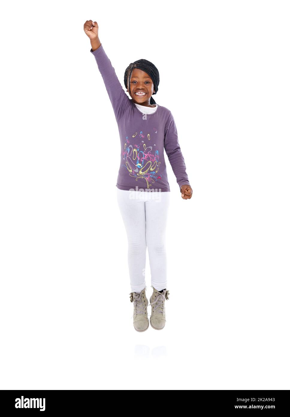 Ich bin ein Erfolg. Porträt eines afroamerikanischen Mädchens mit dem Arm, der triumphierend angehoben wurde. Stockfoto