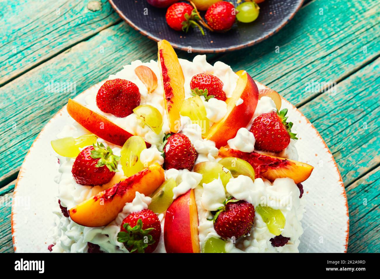 Kuchen mit Wassermelone mit Beeren und Obst. Stockfoto