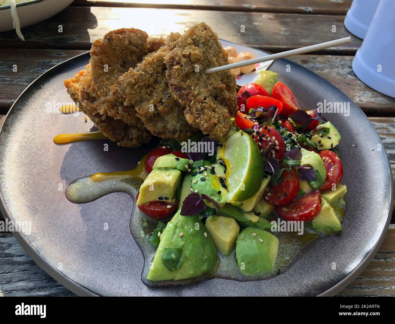 Ein Teller mit verschiedenen veganen Speisen Stockfoto