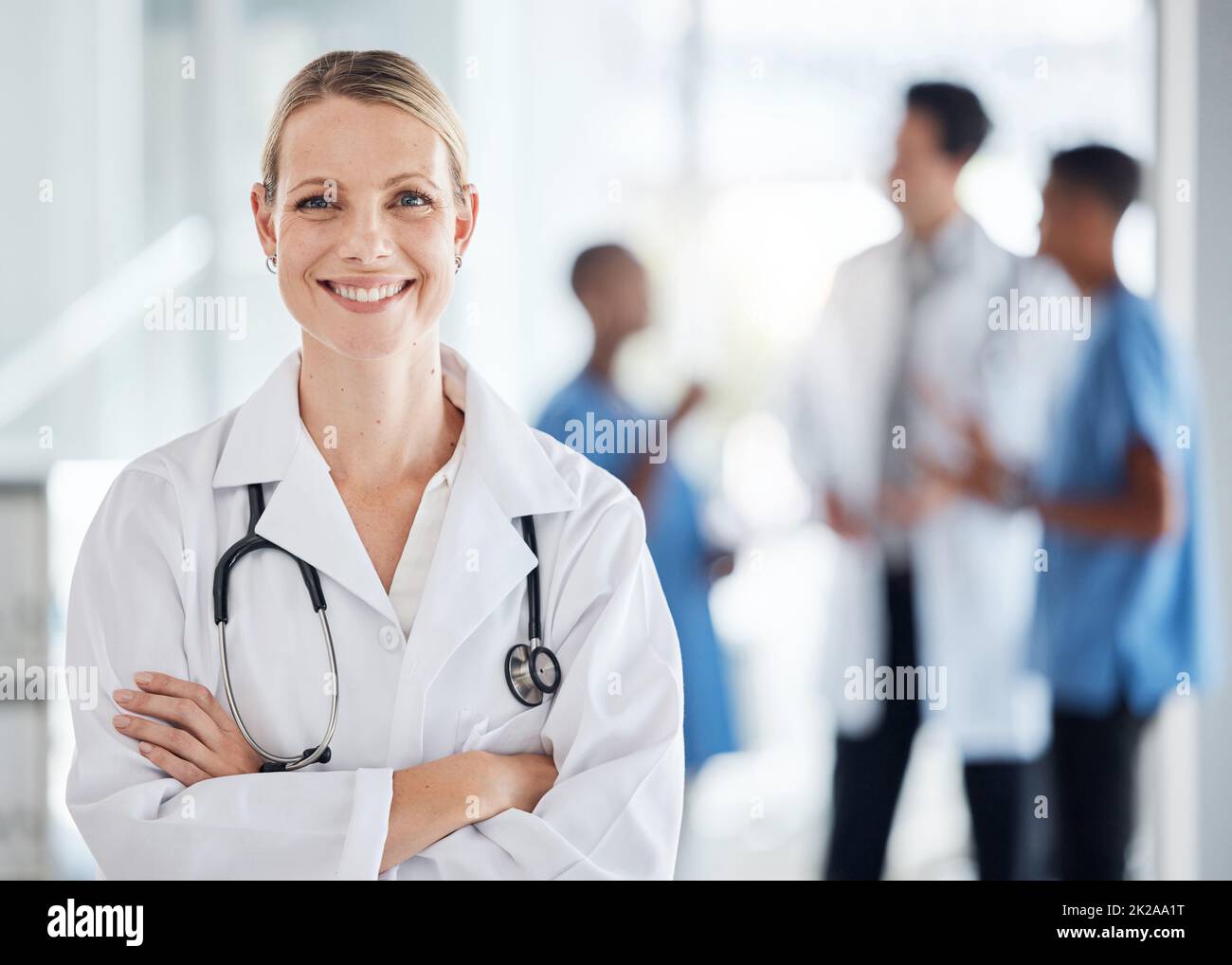 Arzt, Gesundheitswesen und Erfolg Frau mit Stethoskop Lächeln, Vertrauen und Führung in der medizinischen Klinik oder Krankenhaus. Happy Finland Apotheker Manager in Stockfoto