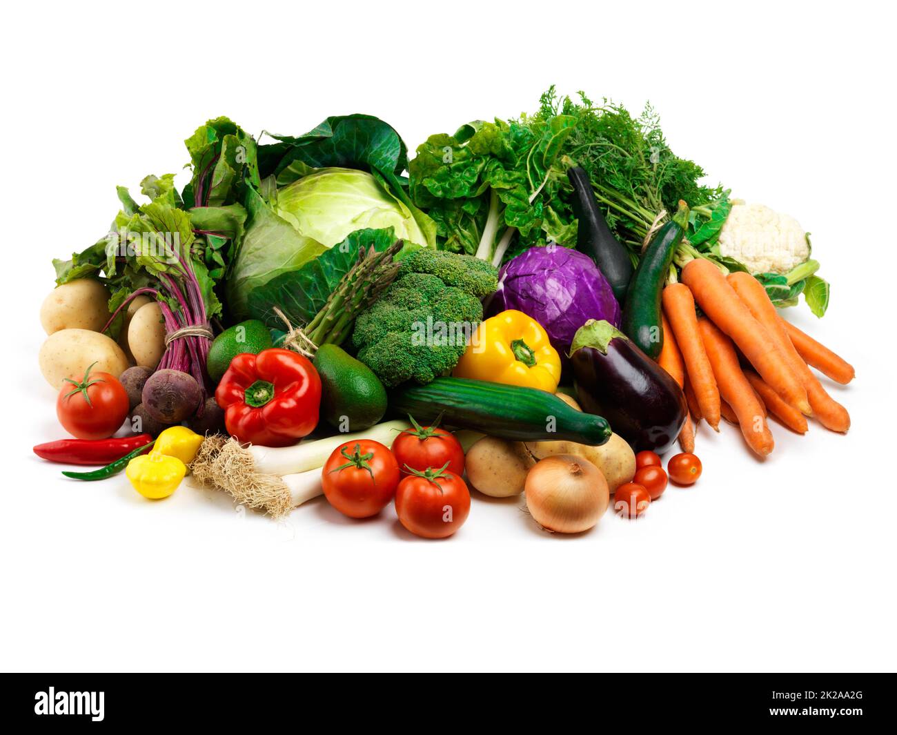 Verschüttet das Füllhorn. Studioaufnahme eines Haufen Obst und Gemüse vor weißem Hintergrund. Stockfoto