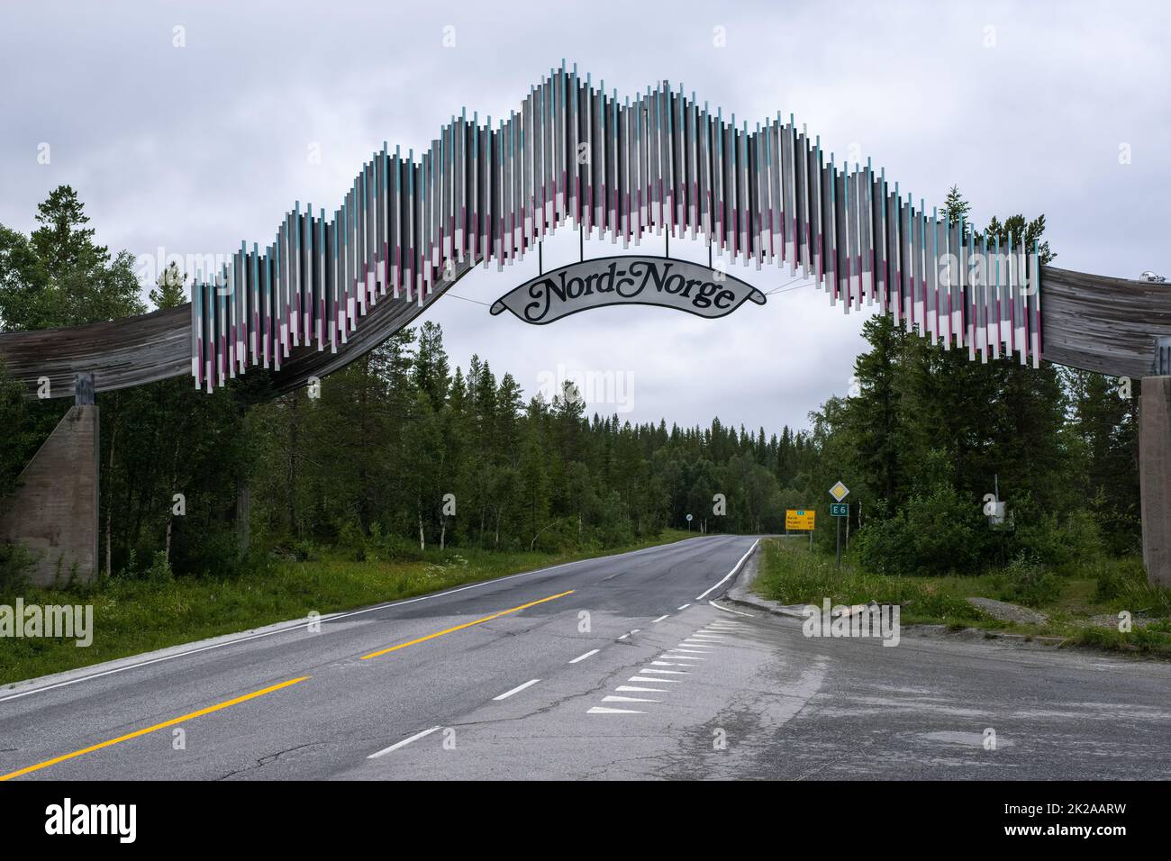 Wunderschöne Landschaften in Norwegen. E6 Straße durch nordlandsporten. Gateway zu Norge. Bogen zwischen den beiden Regionen Nord-Trondelag und Nordland. Selektiv Stockfoto