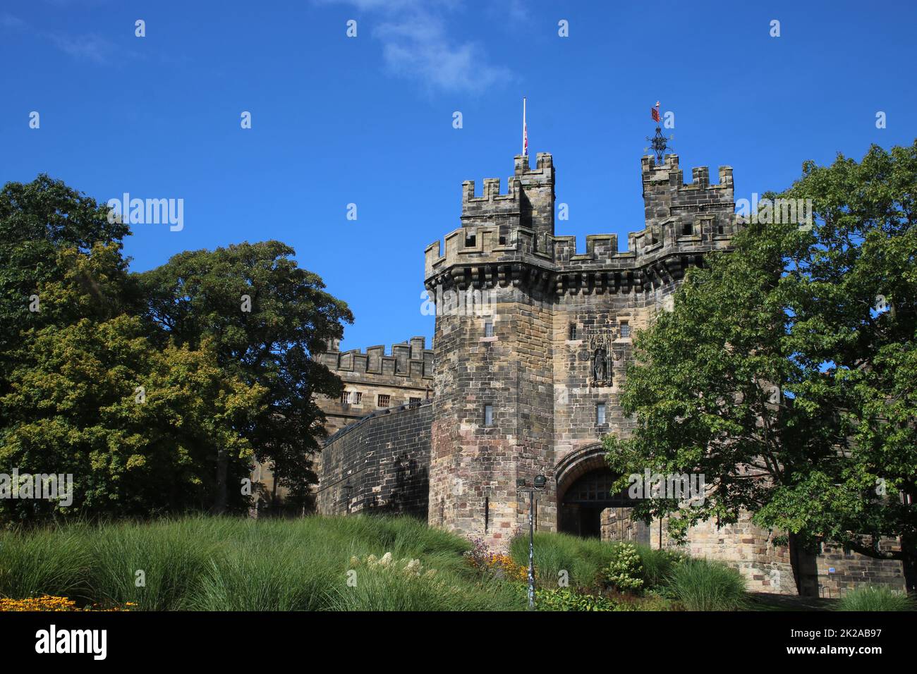 St. John of Gaunt's Gateway, Eingang zum Lancaster Castle, Lancaster, Lancashire, England am sonnigen Septembertag 2022. Stockfoto