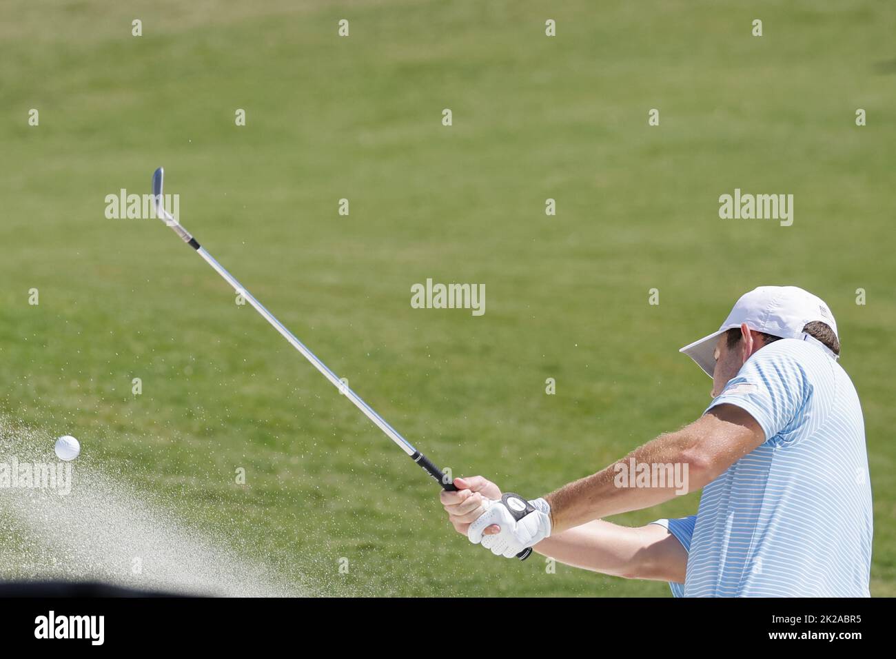 Charlotte, Usa. 22. September 2022. Patrick Cantlay trifft am 22. September 2022 aus einem Bunker auf dem ersten Loch bei der Presidents Cup-Golfmeisterschaft in Charlotte, North Carolina. Foto von Nell Redmond/UPI. Kredit: UPI/Alamy Live Nachrichten Stockfoto