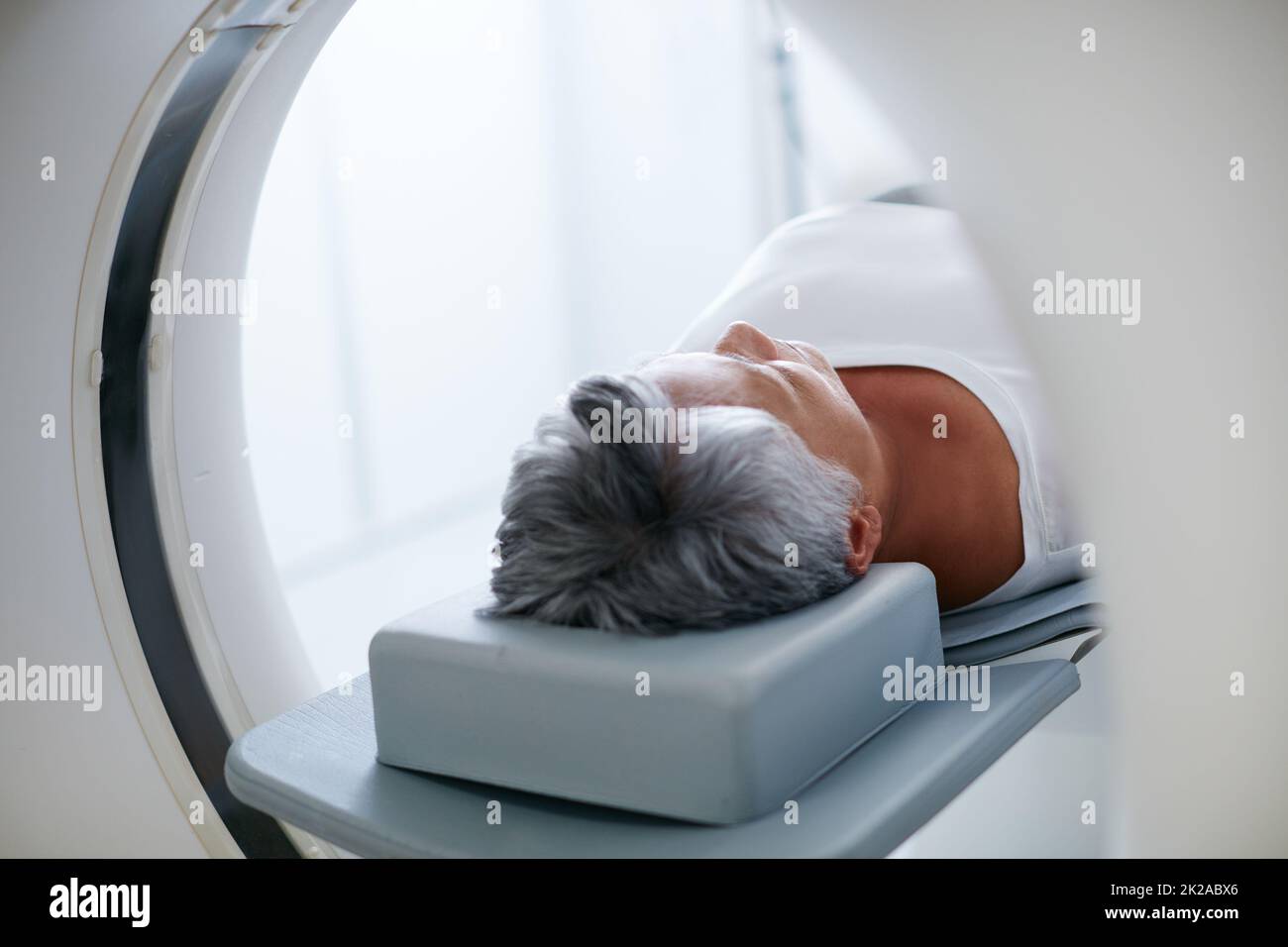 Präventive Medizintechnik. Aufnahme einer älteren Frau, die im Begriff ist, eine MRT-Untersuchung durchzuführen. Stockfoto