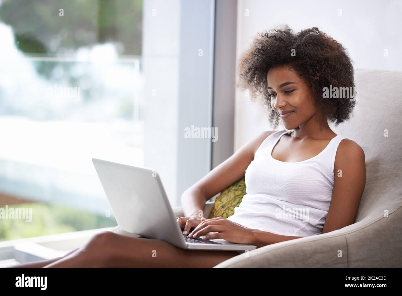 Einige frühmorgens mit einem Freund aufholen. Aufnahme einer schönen jungen Frau im Schlafanzug mit einem Laptop. Stockfoto