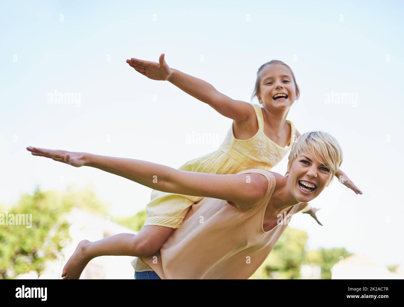 Eine Mutter ist die beste Freundin der Töchter. Ein Porträt einer glücklichen Mutter und Tochter, die an einem sonnigen Tag im Park spielen. Stockfoto