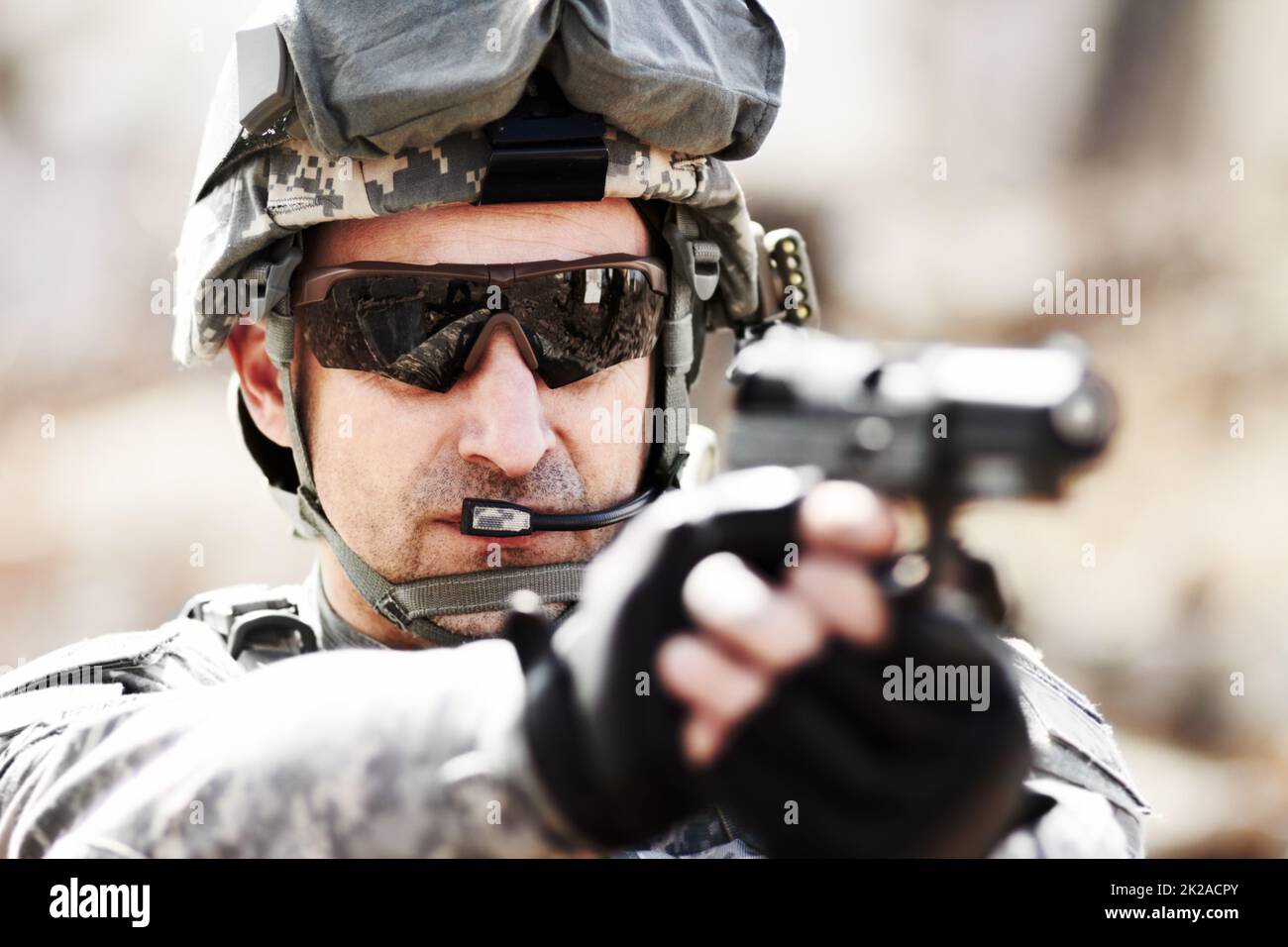 HES eine Kraft des Fokus. Nahaufnahme Kopf- und Schulterschuss eines Soldaten, der mit seinem Handgewehr zeigt. Stockfoto