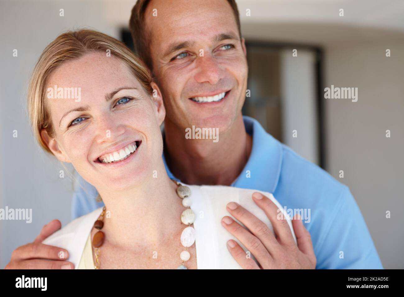 Es gibt kein Leben ohne Liebe. Intime Aufnahme eines attraktiven Paares, das sich zu Hause anfreundet. Stockfoto