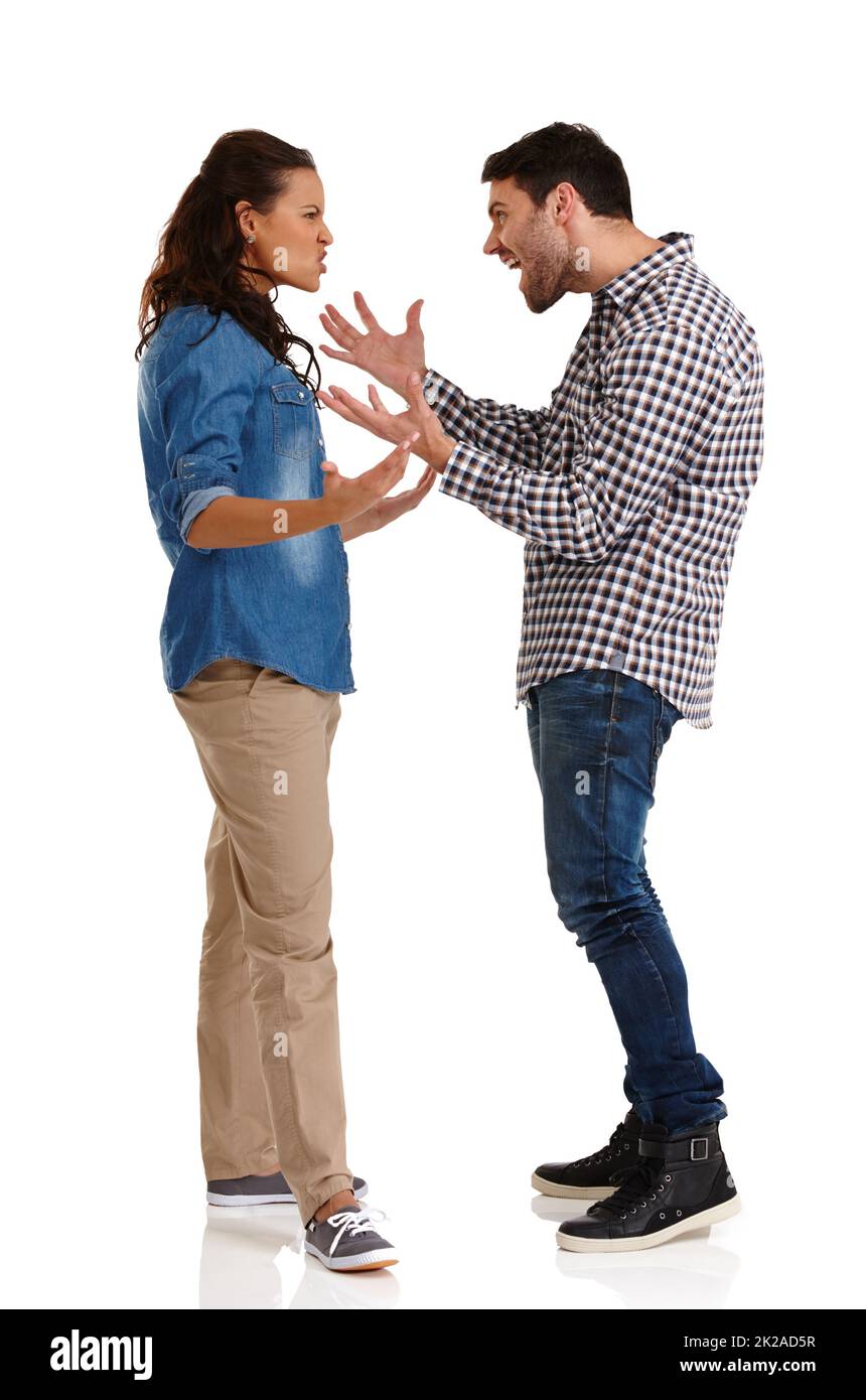 Beziehungsschwierigkeiten. Studioaufnahme eines jungen Paares, das aggressiv isoliert auf Weiß argumentiert. Stockfoto
