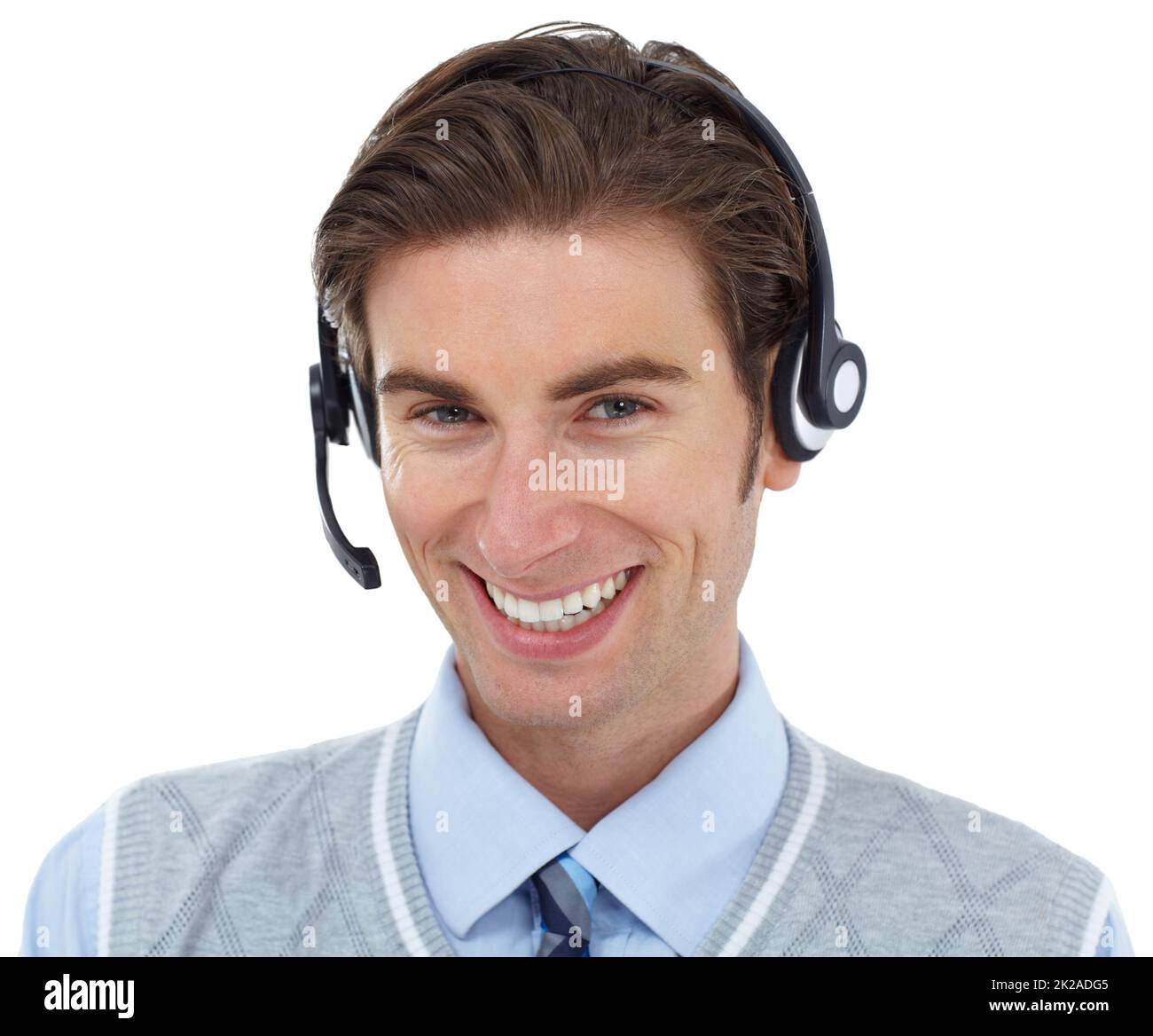 Hier, um zu helfen. Ein junger Callcenter-Agent lächelt einem an, während er auf Weiß isoliert ist. Stockfoto
