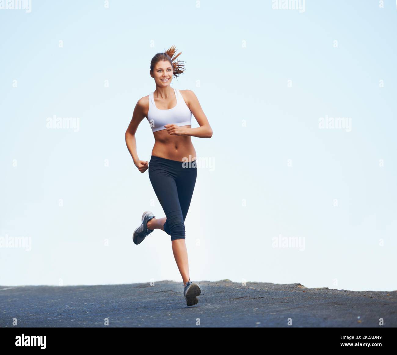 Frisch und fit weiblich. Aufnahme einer sportlichen jungen Frau, die im Freien läuft. Stockfoto