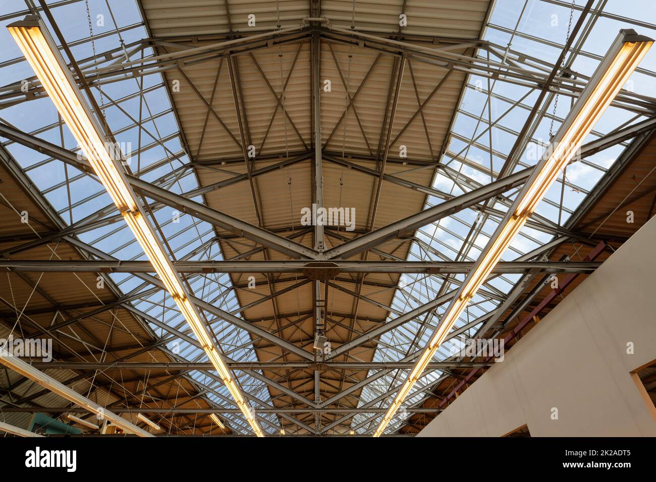 Innenansicht der Dachkonstruktion einer Fabrikhalle aus dem späten 19.. Jahrhundert in köln Stockfoto