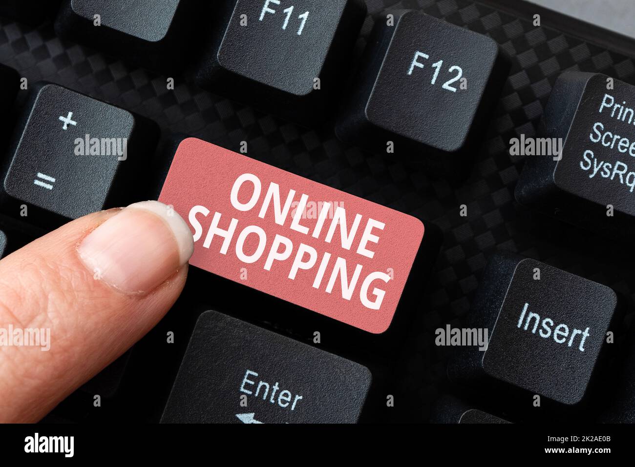 Inspiration mit Schild „Online-Shopping“. Geschäftlicher Ansatz Verbraucher kaufen direkt über das Internet Waren von einem Verkäufer. Abstract gibt Online-Einladungsschreiben ein, korrigiert das Textverarbeitungsprogramm Stockfoto