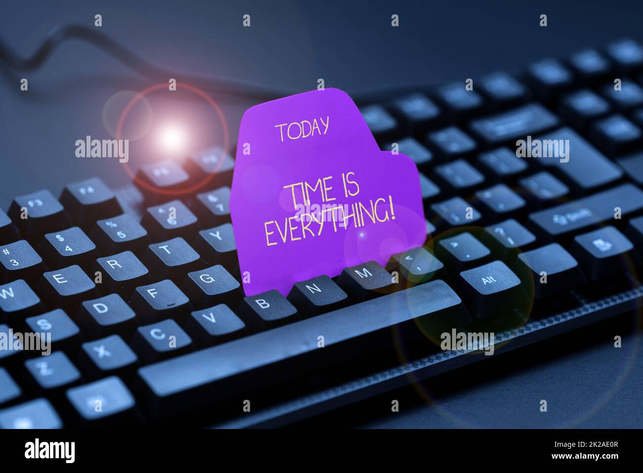 Die Zeit für Handzeichen ist alles. Konzeptionelle Fotoaussagekraft der Zeit hat großen Einfluss auf das Ergebnis eines Ereignisses, das Neues Lehrbuch, Abstract Reptyping Old Essay Online schreibt Stockfoto