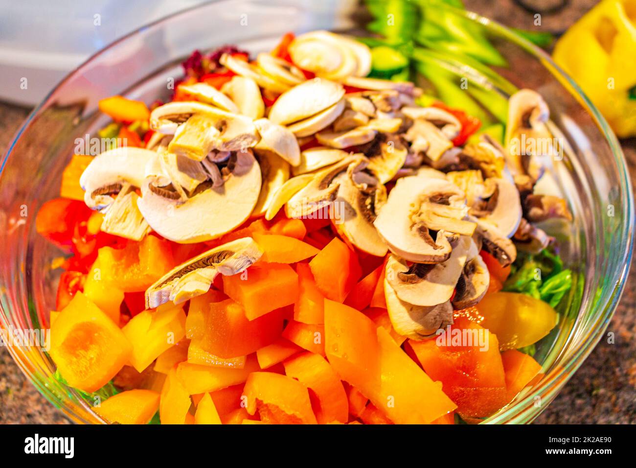 Farbenfrohes Gemüse sorgt für eine grünere Mahlzeit, die geschnitten und in einer Schüssel serviert wird. Stockfoto