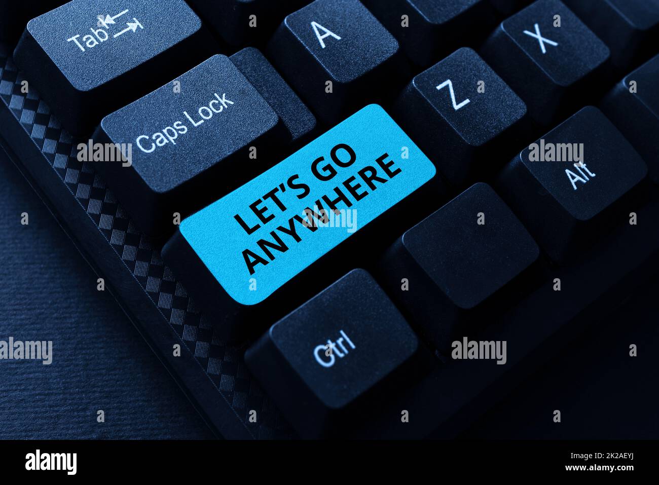 Textzeichen, das „Let's Go Anywhere“ anzeigt. Business Showcase Besuchen Sie neue Orte, um Fremde zu treffen, genießen und entspannen Sie sich, indem Sie neue E-Mail-Titel eingeben, Ideen für Internet-Artikel entwerfen Stockfoto