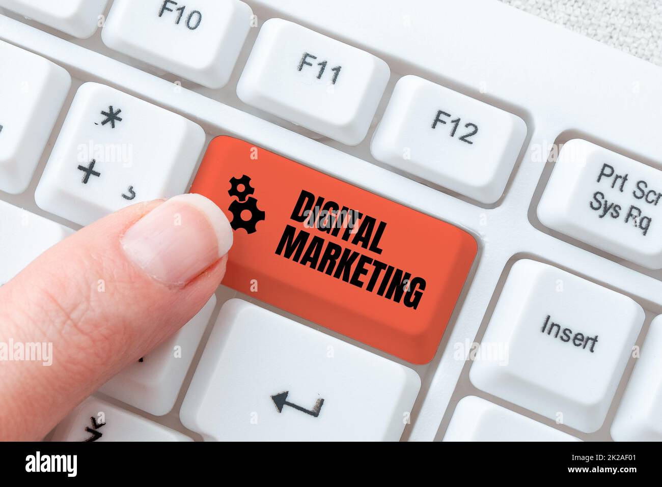 Schreiben mit Anzeige von Text Digital Marketing. Werbung für Geschäftsideen von Produkten oder Marken, die elektronische Geräte nutzen, mit Online-Freunden in Verbindung treten und im Internet Bekanntschaften machen Stockfoto